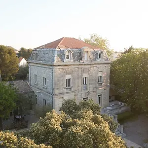 Hotel Logis Résidence Les Cèdres